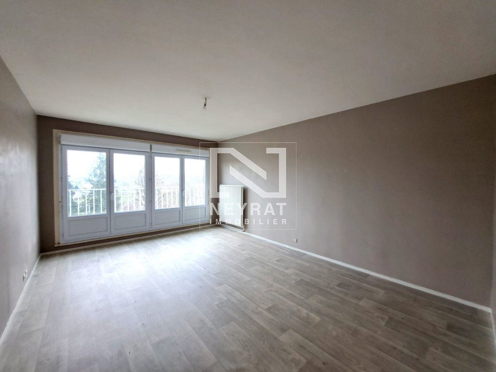 BAT C A LOUER - LUZY - 64.88 m2 - 470€ charges comprises par mois