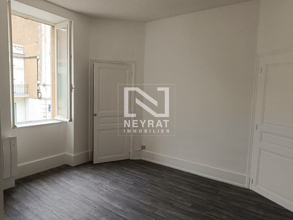 APPARTEMENT T3 - PARAY LE MONIAL - 45.25 m2 - LOU&Eacute;