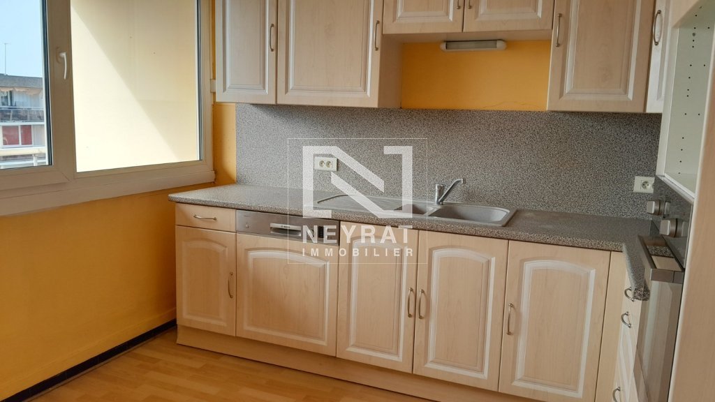 T3 68 m� � Chalon-sur-Sa�ne, dernier �tage avec balcon