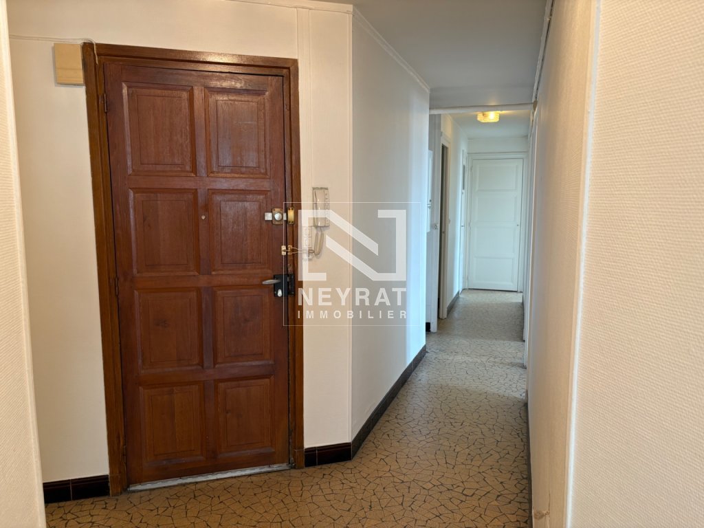 APPARTEMENT T4 - AUTUN CENTRE VILLE - 80 m2 - LOU&Eacute;