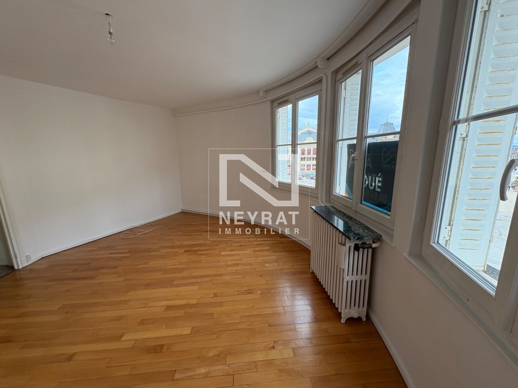 APPARTEMENT T4 - AUTUN CENTRE VILLE - 80 m2 - LOU&Eacute;