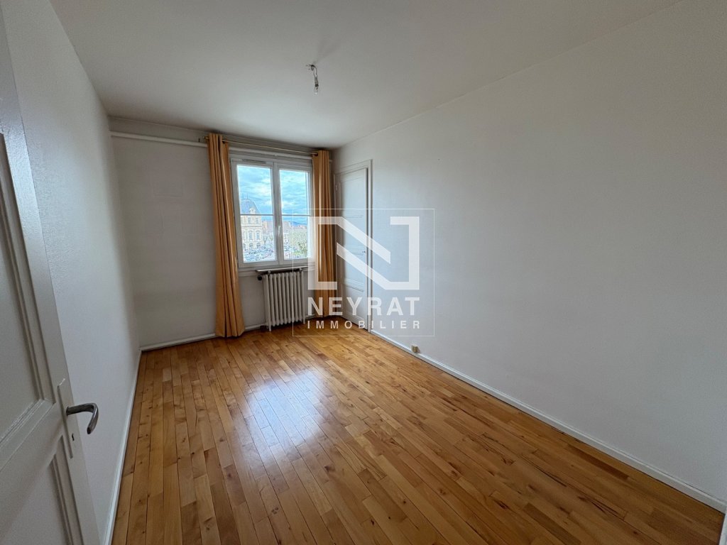 APPARTEMENT T4 - AUTUN CENTRE VILLE - 80 m2 - LOU&Eacute;