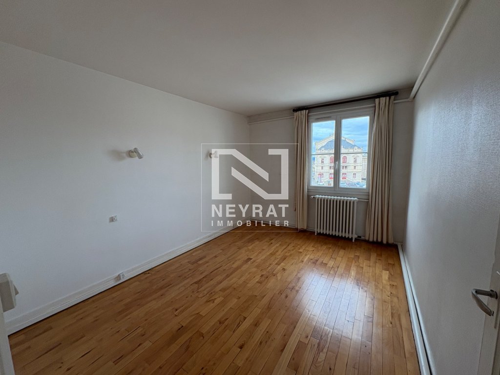 APPARTEMENT T4 - AUTUN CENTRE VILLE - 80 m2 - LOU&Eacute;