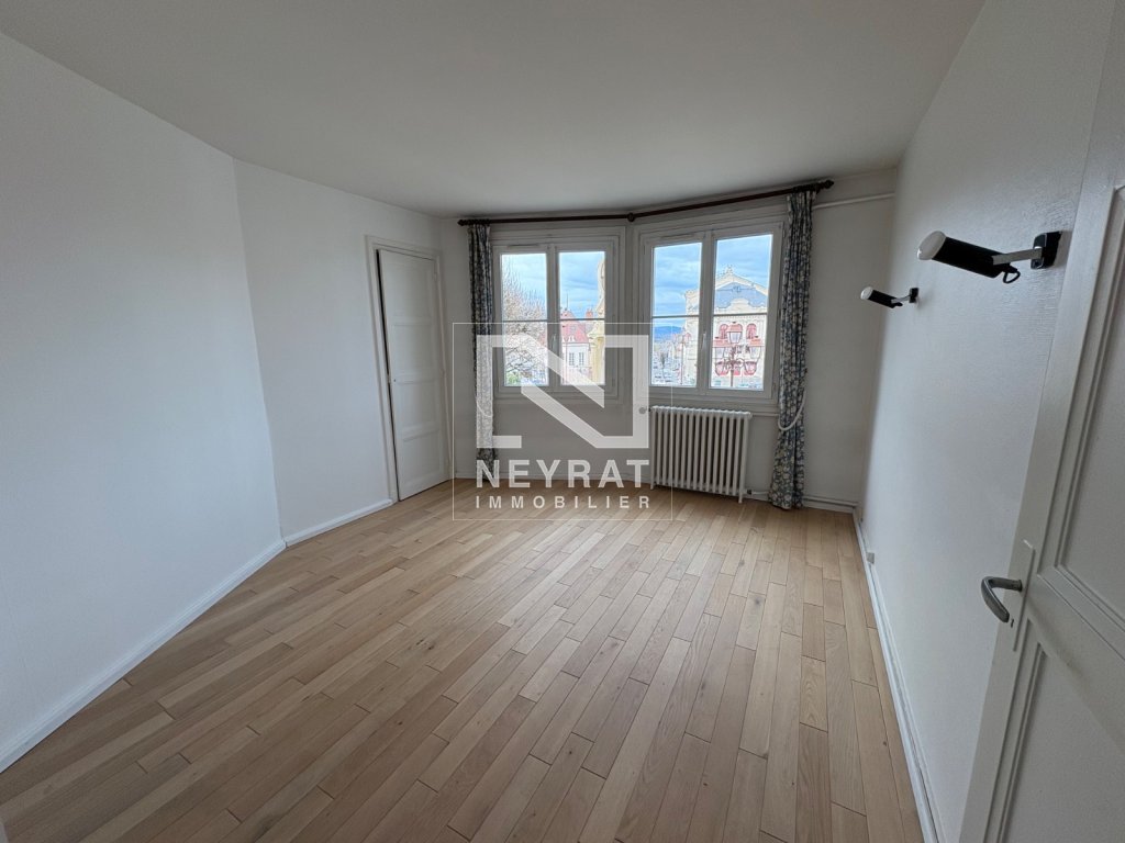 APPARTEMENT T4 - AUTUN CENTRE VILLE - 80 m2 - LOU&Eacute;