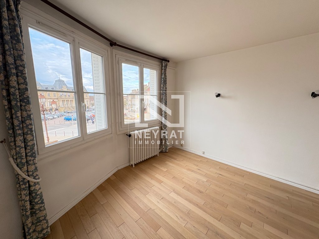APPARTEMENT T4 - AUTUN CENTRE VILLE - 80 m2 - LOU&Eacute;
