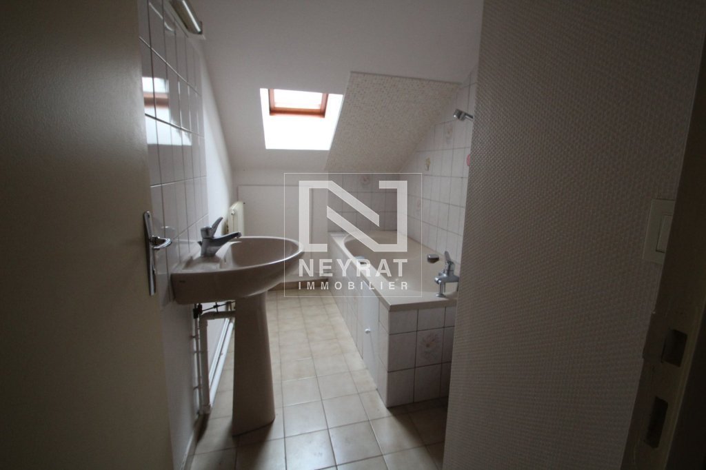 APPARTEMENT T4 A LOUER - PARAY LE MONIAL - 111.41 m2 - 542 &euro; charges comprises par mois