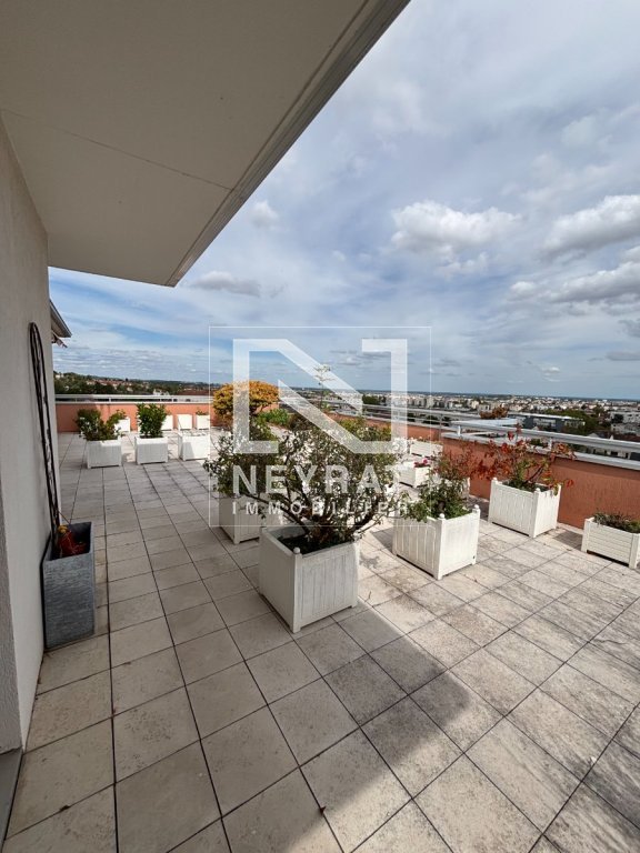 GRAND T4 MEUBLE EN ROOFTOP AVEC TERRASSE 75M², CAVE, BOX ET PARKING