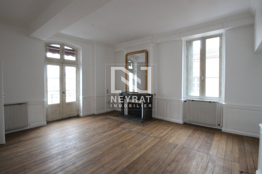 APPARTEMENT T5 A LOUER - LOUHANS - 150 m2 - 800€ charges comprises par mois